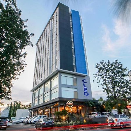 Cleo Hotel Jemursari Сурабая Екстериор снимка